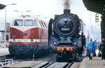 Im Bahnhof Saalfeld (Saale) präsentiert sich der überraschende Neuzugang 01 2204, die nach einem kurzen Heizlokeinsatz in Magdeburg wieder reaktiviert worden war, neben der Leipziger 118 225. (03.1980) <i>Foto: Wolfgang Staiger</i>
