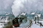 01 2204 beschleunigt den E 802 aus Saalfeld (Saale) und hat nun den Rampenabschnitt nach Unterwellenborn vor sich. (03.1980) <i>Foto: Wolfgang Staiger</i>