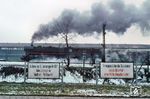 In der DDR gab es eine sehr bemerkenswerte Kultur von politischen Slogans und Parolen. Für den Besucher aus dem Westen eher amüsant, deckten sie dort alle Lebensbereiche ab. Die bekanntesten Sprüche waren wohl "Von der Sowjetunion lernen, heißt siegen lernen" oder "Unser Arbeitsplatz - Kampfplatz für den Frieden". Interessanterweise entstammt der heute so missbräuchlich verwendete Spruch "Wir sind das Volk" einem Gedicht aus einem DDR-Schulbuch. Die hier zu sehenden Parolen standen in der "Straße der Freiheit" in Saalfeld, an denen gerade 44 0231 Richtung Unterwellenborn vorbeiballert. (03.1980) <i>Foto: Wolfgang Staiger</i>