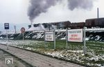 An den "Errungenschaften des Sozialismus" in der "Straße der Freiheit" in Saalfeld (Saale) ist 44 0231 auf dem Weg nach Unterwellenborn. (03.1980) <i>Foto: Wolfgang Staiger</i>