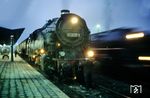 Auch für die Baureihe 95 galt der Spruch "Totgesagte leben länger". Schon 1977 sollte die in Rumänien gefertigte Baureihe 119 die preußische T 20 ablösen. Der Betrieb der Dieselloks war von Anfang an von Unzulänglichkeiten und Problemen gekennzeichnet. In der Anfangszeit standen 50 Prozent der Baureihe 119 zu Reparaturen in den Werkstätten. Daher musste die Baureihe 95 länger als geplant durchhalten und lief noch bis ins Jahr 1981. Im Bahnhof Saalfeld (Saale) wartet 95 0028 vor dem P 18005 nach Sonneberg (Thür) auf die Abfahrt. Daneben huscht eine 01.5 vorbei. (03.1980) <i>Foto: Wolfgang Staiger</i>