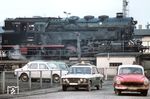 Eine ungewöhnliche Perspektive auf 95 0028, die im Bahnhof Saalfeld (Saale) ihren Zug nach Sonneberg (Thür) übernimmt. (03.1980) <i>Foto: Wolfgang Staiger</i>