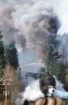 95 0032 kämpft sich mit P 18003 bei Lichte (Thür) die Steigung nach Ernstthal am Rennsteig hinauf. Auf 5 km Streckenlänge mussten hier immerhin 146 Höhenmeter überwunden werden. (03.1980) <i>Foto: Wolfgang Staiger</i>