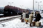 Während der Westbesuch im Bahnhof Saalfeld (Saale) in Empfang genommen wird, wartet 95 0041 vor dem P 18003 auf die Abfahrt nach Sonneberg (Thür). (03.1980) <i>Foto: Wolfgang Staiger</i>