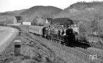 95 0005 mit E 802 in Obernitz kurz vor Saalfeld (Saale). Links verläuft die Fernstraße 85. (04.1977) <i>Foto: Burkhard Wollny</i>