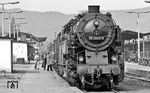 Die letzten Fahrgäste steigen im Bahnhof Saalfeld (Saale) in den P 18005 nach Sonneberg (Thür) ein. (04.1977) <i>Foto: Burkhard Wollny</i>