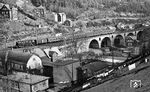 95 0005 fährt mit P 18005 aus Saalfeld (Saale) über das Lauschaer Viadukt in den Kopfbahnhof Lauscha (Thür) ein.  (04.1977) <i>Foto: Burkhard Wollny</i>