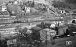 95 0005 erreicht mit P 18005 den Bahnhof Lauscha (Thür). Der Bahnhof wurde 1886 als Endpunkt der Bahnstrecke aus Sonneberg (Thür) durch die Werra-Eisenbahn-Gesellschaft errichtet. Der Bau dieser Strecke sollte unter anderem der Lauschaer Glasindustrie eine Anbindung an den Güterfernverkehr ermöglichen und die Gasanstalt mit Steinkohle versorgen. Die Baureihe 95 dominierte von 1923 bis 1981 den Verkehr auf der Strecke. Im Fahrplan 1976/77 gab es täglich fünf Personenzug- und ein Eilzugpaar zwischen Sonneberg (Thür) und Saalfeld (Saale). (04.1977) <i>Foto: Burkhard Wollny</i>