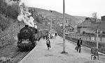 Fahrgastwechsel am P 18005 (Saalfeld - Sonneberg) im Bahnhof Lauscha (Thür). Seit dem 15. Dezember 2002 fährt die Süd-Thüringen-Bahn den Bahnhof Lauscha im Stundentakt mit Leichttriebwagen vom Typ Regio-Shuttle an, allerdings nur noch auf der Teilstrecke Sonneberg (Thür) - Ernstthal am Rennweg. Das Umsetzen der Lokomotive ist damit entfallen, der Bahnhof Lauscha wird aber nach wie vor als Kreuzungsbahnhof genutzt. Der Aufenthalt im Bahnhof hat sich dadurch auf drei Minuten verkürzt.  (04.1977) <i>Foto: Burkhard Wollny</i>