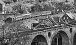95 0005 rollt mit P 18005 hinter dem Bahnhof Lauscha in das Gefälle nach Steinach (Thür). Im Vordergrund verläuft das Streckengleis von/nach Ernstthal am Rennsteig über das Lauschaer Viadukt. (04.1977) <i>Foto: Burkhard Wollny</i>