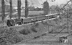 95 0009 ist mit P 18002 aus Sonneberg (Thür) im Haltepunkt Breternitz eingefahren. Im Rahmen der Reparationsleistungen an die Sowjetunion wurden nach 1945 hier sämtliche Anlagenteile für den elektrischen Betrieb und zusätzlich das zweite Gleis abgebaut und abtransportiert. Durch die Grenzziehung war auch die frühere Bedeutung als Nord-Süd-Fernverkehrsstrecke verloren gegangen, sodass es für die DDR keine Notwendigkeit gab, die Strecke wieder zweigleisig aufzubauen. (04.1977) <i>Foto: Burkhard Wollny</i>