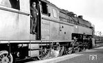 Die Ruhe vor dem Sturm. Gelassen wartet der Meister der 95 0009 im Bahnhof Saalfeld (Saale) auf die Abfahrt des P 18005 nach Sonneberg (Thür). (04.1977) <i>Foto: Burkhard Wollny</i>