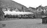 Durch Obernitz zwischen Saalfeld (Saale) und Kaulsdorf dampft 95 0009 mit P 18005 nach Sonneberg (Thür). Links ist das Schloß Obernitz zu sehen, das erstmals 1152 urkundlich erwähnt wurde. (04.1977) <i>Foto: Burkhard Wollny</i>