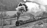 Das Loquitztal zwischen Hockeroda und Unterloquitz wird durch 95 0040 vor Ng 66483 kräftig eingeräuchert. (04.1977) <i>Foto: Burkhard Wollny</i>