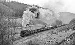 An der Abraumhalde der Schiefergrube Unterloquitz kämpft sich 95 0040 mit ihrem Güterzug nach Probstzella vorbei. (04.1977) <i>Foto: Burkhard Wollny</i>