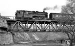 Über die Saalebrücke bei Breternitz rollt 95 0040 mit dem P 18002 auf Saalfeld zu. (04.1977) <i>Foto: Burkhard Wollny</i>