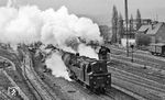Parallelausfahrt in Saalfeld: Während 95 0040 sich auf den Weg nach Unterwellenborn macht, verlässt 01 0522 mit dem D 504 nach Berlin die Saalestadt. (04.1977) <i>Foto: Burkhard Wollny</i>