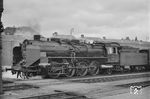 39 053 (Bw Reichenbach/Vogtl) hat in Hof Hbf den sog. "Interzonenzug" D 145 (München - Dresden) bespannt. Ende 1961 wurde 39 053 in 22 083 rekonstruiert. Erstaunlich ist, dass die Lok damals mit DDR-Fahnenschmuck und entsprechender Plakette für den zweiten DDR-Fünfjahresplan in den Westen einreisen durfte. Umgekehrt hätte eine Westlok die DDR-Grenze mit "kapitalistischer" Propaganda kaum passieren dürfen. (1958) <i>Foto: Norbert Steinweis</i>