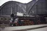 01 05020 wartet vor E 803 nach Saalfeld auf Ausfahrt im Leipziger Hauptbahnhof. (25.04.1976) <i>Foto: Will A. Reed</i>