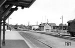 Der Bahnhof Putbus ist ein Bahnknotenpunkt auf der Insel Rügen. Hier kreuzten die normalspurige Bahnstrecke Bergen auf Rügen - Lauterbach Mole und die Schmalspurbahn Altefähr - Göhren mit 750 mm Spurweite. Der Bahnhof Putbus wurde zusammen mit der Bahnstrecke Bergen - Putbus am 15. August 1889 eröffnet, die am 15. Mai 1890 bis Lauterbach verlängert wurde. Das Streckenstück Altefähr - Putbus wurde am 4. Juli 1896 eröffnet, die Strecke kreuzte die Normalspurbahn niveaugleich im Bahnhofsbereich. Eingebunden wurde das Teilstück ebenfalls im nördlichen Bahnhofskopf, sodass für die Schmalspurbahn ein Kopfbahnhof entstanden war. In den 1900er- und 1910er-Jahren wurde der Bahnhof zwar erweitert, aber alle geplanten Veränderungen wie beispielsweise ein Zwischenbahnsteig für Normal- und Schmalspur sowie ein neuer Lokschuppen für die Schmalspurbahn wurden nicht umgesetzt. In den Sommermonaten erreichten viele Schnellzüge, z.B. aus Berlin den Bahnhof. Fernverkehr gibt es seit 1990 hier nicht mehr. Auf dem Normalspurteil fährt gerade ein Personenzug mit einer rückwärts fahrenden P 8 aus Bergen auf Rügen ein. (21.08.1966) <i>Foto: Gerd Wolff</i>