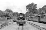 99 4801 wartet vor P 1266 im Bahnhof Göhren (Rügen) auf die Abfahrt nach Putbus. (21.08.1966) <i>Foto: Gerd Wolff</i>