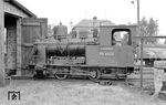99 4603 (Henschel, Baujahr 1912) – hier vor dem Lokschuppen des Bahnhofs Fährhof – hatte bereits ausgedient. Auch wenn sie noch einen gepflegten Eindruck macht, zog sie keine Züge mehr, sondern wurde nur noch gelegentlich den Fotografen gezeigt. 1968 wurde sie verschrottet. (22.08.1966) <i>Foto: Gerd Wolff</i>
