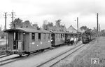 Im Bahnhof Trent kreuzt gegen 15.15 Uhr Zug 843 (Bergen ab 13.45, Wittower Fähre an 15.29 Uhr) mit der entgegenkommenden 99 552 mit Zug 844. Der P 844 hat um 15 Uhr den Bf Wittower Fähre verlassen und wird gegen 16.33 Uhr Bergen Ost erreichen. Werktags, so auch an jenem Montag, fuhren damals auf der Nordstrecke zwischen Bergen Ost und Wittower Fähre drei Züge: Bergen ab 5.42, 13.45 und 17.25 Uhr. In der Gegenrichtung waren es vier Züge: Wittower Fähre ab 5.21, 8.15, 15.00 und 16.40 Uhr. (22.08.1966) <i>Foto: Gerd Wolff</i>