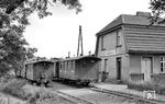Mit dem Bau der 750 mm schmalspurigen Strecke der Rügenschen Kleinbahn von Bergen auf Rügen nach Altenkirchen (Rügen) im Jahr 1896 entstand auch der Bahnhof Bergen (Rügen) Ost, unmittelbar nördlich des bereits vorhandenen normalspurigen Bahnhofs gelegen. Dieser erhielt ein eigenes Empfangsgebäude und einen Güterschuppen. Aufgrund der unterschiedlichen Spurweiten gab es nie eine direkte Verbindung zwischen den beiden bestehenden Bahnstrecken. (22.08.1966) <i>Foto: Gerd Wolff</i>