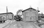 99 4652, die ehemalige Heeresfeldbahnlokomotive HF 110 C von Henschel aus dem Jahr 1941, macht sich im Bahnhof Altenkirchen (Rügen) bereit, einen Zug nach Fährhof zu bringen. (22.08.1966) <i>Foto: Gerd Wolff</i>