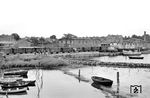 Blick von der Kreidebrücke auf Hafen und Bahnhof Wiek (Rügen). Vom 21. Dezember 1896 bis zum 10. September 1968 fuhren hier die Züge der 750-mm-Schmalspurbahnstrecke Bergen–Trent–Wittower Fähre–Wiek–Altenkirchen der Rügenschen Kleinbahn (RüKB). (22.08.1966) <i>Foto: Gerd Wolff</i>