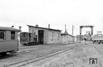 Blick auf das Streckenende der RüKB aus Altenkirchen (Rügen) auf der Halbinsel Wittow im Bahnhof Fährhof. Dort wartet bereits der Anschluss über die Wittower Fähre zum gleichnamigen Bahnhof auf der Südseite des Rassower Stroms. Die Wittower Fähre war strategisch günstig zwischen der Nordspitze Rügens und der Halbinsel Wittow erbaut worden. Selbst wenn in strengen Wintern die Wasserflächen der Bodden zufroren, blieb an dieser zirka 350 m breiten Engstelle durch die Strömung vom und zum Großen Jasmunder Bodden das Wasser meistens offen. Links am Schuppen steht 99 4603. (22.08.1966) <i>Foto: Gerd Wolff</i>