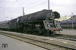 01 524 (Bw Erfurt P) mit einem aus Vorkriegswagen gebildeten "Interzonenzug" im Bahnhof Bebra. (08.1968) <i>Foto: Will A. Reed</i>