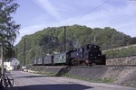 Mit der deutschen Wiedervereinigung erbte die "Deutsche Bahn" die auf den Schmalspurbahnen der ehemaligen Reichsbahn verkehrenden Dampfloks und musste notgedrungen wieder die EDV-Nummerbezeichnung "0" einführen, von der man gehofft hatte, sich 1977 endgültig verabschieden zu können. Hier rollt 099 753 in den Bahnhof Freital-Hainsberg ein. Darüber verläuft die elektrifizierte Hauptbahn Dresden - Chemnitz. (15.05.1995) <i>Foto: Will A. Reed</i>