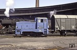 Die 1968 bei LKM in Babelsberg gebaute Rangierlok 102 031 (V 23 031) im Bw Cottbus. Dahinter lugt 52 8047 hervor.  (26.04.1976) <i>Foto: Will A. Reed</i>