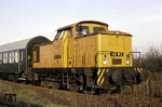 Werklok 2 des VEB Waggonbau Bautzen mit einem nagelneuen UIC-Z-Wagen. Die Lok entspricht der dieselhydraulischen Baureihe V 60 der Deutschen Reichsbahn für den mittelschweren Rangierdienst. (26.04.1976) <i>Foto: Will A. Reed</i>