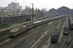 DR 118 031 (V 180 031) und eine unbekannte 242 verlassen mit dem D 962 den Dresdner Hauptbahnhof. Rechts stehen in grüner Ursprunglackierung 242 006 und zwei Doppelstock-Einheiten. (25.04.1976) <i>Foto: Will A. Reed</i>