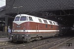 Die 1965 beim Lokomotivbau Karl Marx in Babelsberg gebaute 118 122 (V 180 122) im Bahnhof Dresden-Neustadt. (22.08.1978) <i>Foto: Will A. Reed</i>