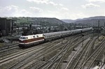 118 773 vom Bw Leipzig Hbf West (Umbau aus V 180 273) fährt vor dem aus DB-Wagen gebildeten D 402/D 1402 (Nürnberg - Saalfeld - Gera - Leipzig), ohne Halt durch den Bahnhof Saalfeld (Saale). Der Zug war für Reisende innerhalb der DDR gesperrt. (06.1981) <i>Foto: Will A. Reed</i>