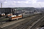 Die Baureihe 119 der Deutschen Reichsbahn entspricht in der Grundkonzeption einer Weiterentwicklung der erfolgreichen DR-Baureihe 118. Die DR benötigte ab Ende der 70er Jahre Lokomotiven mit elektrischer Zugheizung, einer Achsfahrmasse von unter 16 t und einer Leistung von über 2.000 PS. Die Wirtschaft der DDR durfte nach den RGW-Beschlüssen keine Dieselloks mit mehr als 1500 PS bauen. Die Lokomotivbauer der UdSSR konnten nur schwere Maschinen (BR 130–132 und 142) liefern. Einziger Lokomotivbauer, der auch das Baukastenprinzip übernehmen wollte, war die Lokomotivfabrik Bukarest "23. August" in Rumänien. Der rumänische Hersteller erklärte sich auch bereit, Dieselmotoren aus DDR-Produktion einzubauen. Zum Einbau dieser Motoren kam es nicht, da es Koordinierungsprobleme in der staatlichen Plankommission der DDR gab. Um den Auftrag erfüllen zu können, baute die Bukarester Fabrik Lizenz-Motoren des westdeutschen Herstellers MTU ein. Weitere Länder des RGW erhielten Zulieferaufgaben. Aus der Produktion der DDR wurden u. a. Strömungsgetriebe und Achsgetriebe geliefert. Insgesamt wurden von der Deutschen Reichsbahn 200 Lokomotiven von 1976 bis 1985 beschafft. Der Betrieb des Fahrzeuges war von Anfang an gekennzeichnet von Unzulänglichkeiten und Problemen. In der Anfangszeit standen 50 % der Fahrzeuge zu Reparaturen in den Werkstätten. Bereits vor der Indienststellung der einzelnen Triebfahrzeuge bei der Deutschen Reichsbahn erfolgten (hauptsächlich im Bahnbetriebswerk Dresden-Friedrichstadt) zahlreiche Umbau– und Wartungsarbeiten – die Germanisierung bzw. "Eindeutschung", wie das Wartungspersonal es nannte. Problematisch war besonders die teilweise inakzeptable Qualität der bezogenen Lokomotiven, die genau genommen erst ab Nummer 028 als in Serie gefertigt bezeichnet werden können. Die hohe Störanfälligkeit führte schnell zu Ersatzteilproblemen. Diese versuchte man nach dem Prinzip "Aus Zwei mach Eins" zu verringern. Das Konstruktionsprinzip mit zwei relativ selbständigen Antriebseinheiten bot da für DDR-Verhältnisse eine annehmbare Gelegenheit. Wenn z. B. ein zweites Triebfahrzeug mit Motorschaden in die Werkstatt kam, wurden häufig die Motoren so getauscht, dass man ein Triebfahrzeug wieder fahrfähig bekam und es "bereitmelden" konnte. Dadurch entstanden unfreiwillige "Ersatzteilspender". Solche Triebfahrzeuge bekamen teilweise zeitlich vorgezogene höhere Instandsetzungsstufen (Quelle: Wikipedia). (06.1981) <i>Foto: Will A. Reed</i>