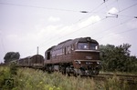 DR 120 286 (V 200 086) mit einem Güterzug bei Radebeul-Ost. Bei manchen Gesten der Lokführer wusste man als "Westler" nie, ob es Gruß oder Drohung war. Hier ist es aber eindeutig die freundliche Variante. (07.1975) <i>Foto: Will A. Reed</i>
