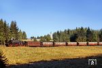 99 7246 rollt mit P 14403 nach Nordhausen an den nunmehr funktionslosen Grenzanlagen bei Sorge vorbei. Die knapp 1400 Kilometer lange innerdeutsche Grenze hinderte bis November 1989 durch massive Befestigungen die Einwohner der Deutschen Demokratischen Republik daran, das Land in Richtung Westen zu verlassen. Im Sprachjargon der DDR diente der "antifaschistische Schutzwall" als Schutz vor Menschenhandel, Sabotage, Faschisten und Kriegstreibern aus dem Westen, erinnerte aber unwillkürlich an Befestigungslinien aus nationalsozialistischer Zeit wie den "Westwall" und den "Atlantikwall". (23.02.1990) <i>Foto: Wolfgang Bügel</i>