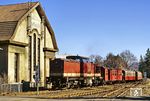 Als Ersatz der im Harz eingesetzten Dampflokomotiven wurden 1988-1990 im Raw Stendal zehn durch die fortschreitende Streckenelektrifizierung freigewordene Lokomotiven der Bauart V 100.2 mit 800er Ordnungsnummer auf Meterspur umgebaut und seitdem als Baureihe 199.8 geführt. Damals zum Ärger des Fotografen hatte 199 863 (ex 110 863) statt einer 99er den P 14445 nach Benneckenstein am Kraftwerk der Argenta Schokoladenfabrik in Wernigerode-Hasserode am Haken. Zu DDR-Zeiten war das Werk als "VEB Süßwaren Wernigerode" bekannt, erfolgreichste Produkte waren die „Harzer Tröpfchen“ oder die „Brockensplitter“. (23.02.1990) <i>Foto: Wolfgang Bügel</i>