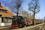 99 7239 mit P 14407 in Wernigerode-Westerntor. Der Bahnhof wurde nach dem einstmals rund 200 Meter entfernten Westerntor benannt. Dieses war eines von ehemals vier Stadttoren der Stadtmauer von Wernigerode. Der ursprüngliche, im Jahre 1899 eingeweihte Bahnhof Westerntor, befand sich wenige hundert Meter vom heutigen Standort entfernt nahe der Gaststätte Eselskrug. Er wurde im Laufe der Zeit zu klein und 1936 abgerissen.  (23.02.1990) <i>Foto: Wolfgang Bügel</i>