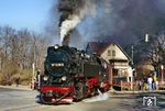 99 7239 fährt mit P 14407 über die Kreuzung an der Fernstraße 244 in Wernigerode. (23.02.1990) <i>Foto: Wolfgang Bügel</i>