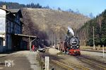 99 7239 ist mit P 14407 nach Nordhausen im Bahnhof Eisfelder Talmühle eingefahren. Der Bahnhof liegt auf halbem Weg zwischen Ilfeld und Hasselfelde in einer Höhe von 352 m ü. NN. Er wurde am 15. September 1898 von der Nordhausen-Wernigeroder Eisenbahn-Gesellschaft (NWE, genannt Harzquerbahn) eröffnet und erhielt am 1. Juli 1905 Anschluss an die Strecken der Gernrode-Harzgeroder Eisenbahn-Gesellschaft (GHE, genannt Selketalbahn).  (23.02.1990) <i>Foto: Wolfgang Bügel</i>