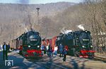Im Bahnhof Ilfeld überholt 99 7239 mit P 14407 aus Wernigerode die dort wartende 99 7246 mit P 14443 nach Nordhausen. (23.02.1990) <i>Foto: Wolfgang Bügel</i>