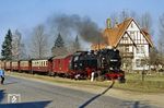 99 7239 dampft mit P 14407 nach Nordhausen durch Niedersachswerfen. Niedersachswerfen liegt an der Fernstraße 4 (heute Bundesstraße 4) und besitzt zwei Bahnhöfe – einen an der normalspurigen Südharzstrecke (Niedersachswerfen) und einen an der Harzquerbahn (Niedersachswerfen Ost). Die Fahrzeit auf der DB-Strecke von hier nach Nordhausen beträgt 6 Minuten, die auf der HSB-Strecke 18 Minuten. An der Schmalspurstrecke befinden sich zudem noch zwei (Bedarfs-)Haltepunkte: Niedersachswerfen Herkulesmarkt und Niedersachswerfen Ilfelder Straße. (23.02.1990) <i>Foto: Wolfgang Bügel</i>