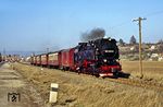 Neben der gerade im Ausbau befindlichen Fernstraße 4 rumpelt 99 7239 mit P 14407 aus Wernigerode südlich von Niedersachswerfen ihrem Ziel in Nordhausen entgegen. (23.02.1990) <i>Foto: Wolfgang Bügel</i>