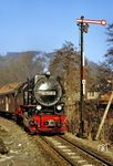 99 7246 fährt mit P 14443 nach Nordhausen aus dem Bahnhof Ilfeld und passiert dabei das Einfahrsignal aus Richtung Niedersachswerfen. (23.02.1990) <i>Foto: Wolfgang Bügel</i>