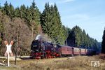 Hinter Drei Annen Hohne rollt 99 7235 mit P 14405 in Richtung Elend. (24.02.1990) <i>Foto: Wolfgang Bügel</i>